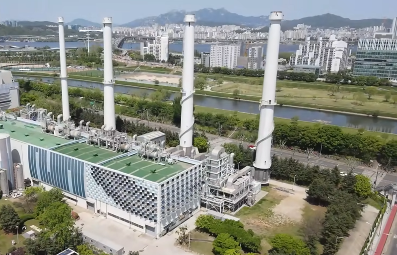 현재 국내서 열병합발전 기반의 집단에너지시스템은 국내 발전 공기업 중심으로 운영되고 있다. 주축이 되는 곳 중 한 곳은 ‘서울에너지공사’다. 사진은 서울에너지공사 본사에 위치한 목동 열병합발전소 전경./ 서울에너지공사