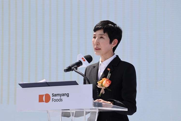 하반기부터 공장 가동이 본격적으로 가동될 것으로 전망되는 가운데, 시장에서는 삼양식품의 성장세에 다시금 주목하고 있다. 사진은 삼양식품 밀양 제2공장 준공식에서 기념사하는 김정수 부회장. / 삼양식품