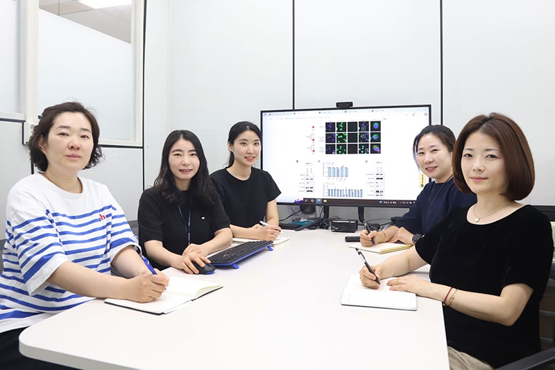 한국생명공학연구원(생명연)은 바이오나노연구센터 정주연 박사 연구팀이 ‘메소텔린(Mesothelin, MSLN)’ 단백질을 이용한 췌장임 치료 효과 개선 기술을 개발했다고 12일 밝혔다. 이번 기술은 췌장암뿐 아니라 여러 고형암에도 효과적인 것으로 알려졌다. 연구팀 단체사진(오른쪽이 연구책임자 정주연 박사)/ 한국생명공학연구원