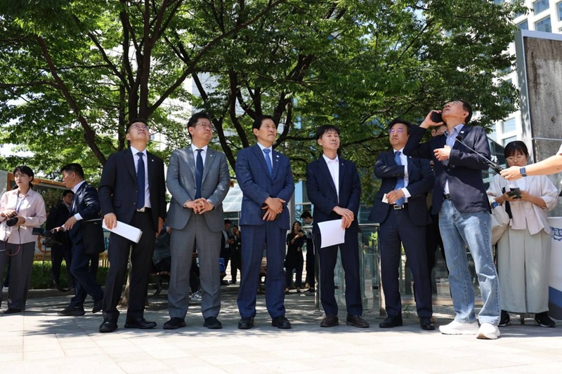 12일 오전, 국회 환경노동위원회 김주영(더불어민주당) 간사를 비롯한 이학영·김태선·박홍배·이용우 더불어민주당 의원과 한창민 사회민주당 의원은 서울 중구 한화빌딩 앞 CCTV 철탑 고공농성장을 방문했다. / 김주영 의원실
