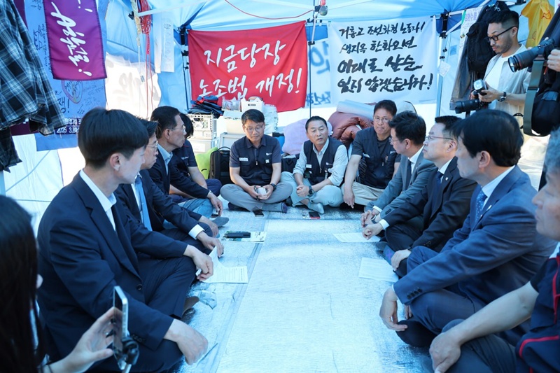 현장을 방문한 위원단은 우선 농성중인 김형수 지회장과 전화로 건강상태를 확인하면서 연대의 뜻을 전하고 노조와 간담회를 가졌다. / 김주영 의원실