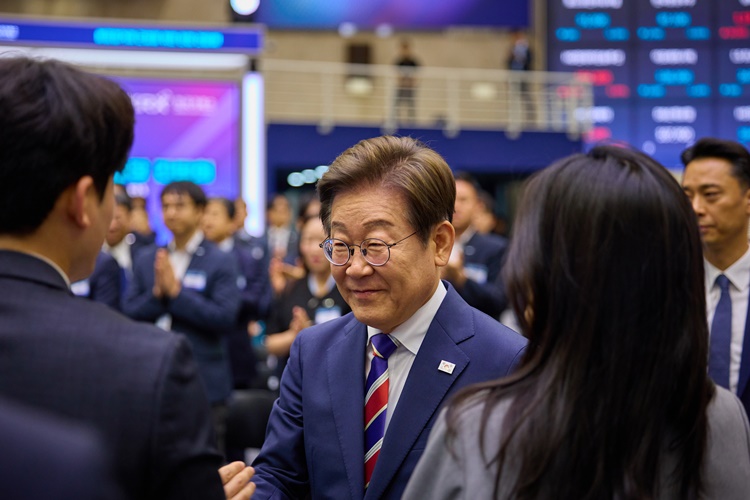 이재명 대통령이 지난 11일 서울 영등포구 한국거래소에서 열린 주식시장 불공정거래 근절을 위한 현장 간담회에서 참석자와 악수하고 있다. /뉴시스