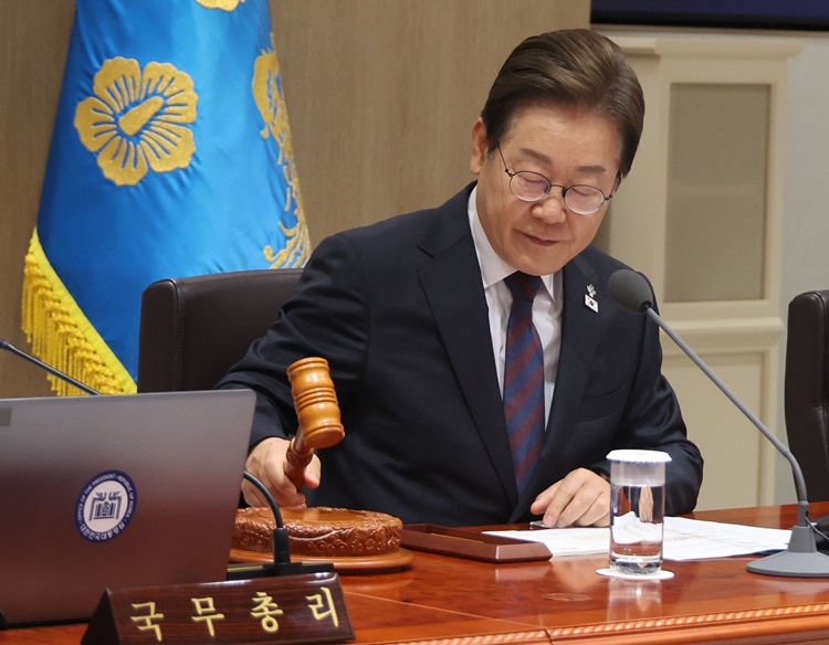 이재명 대통령이 지난 10일 서울 용산 대통령실에서 열린 국무회의에서 의사봉을 두드리고 있다. /뉴시스