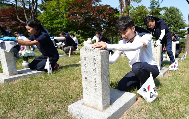 HS효성이 호국보훈의 달을 맞아 11일 국립서울현충원을 찾아 현충탑을 참배하고 묘역 정화 활동을 실시했다. / HS효성