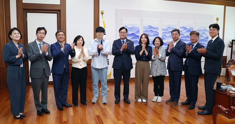 우원식(사진 좌로부터 여섯번째) 국회의장은 12일 오전 의장집무실에서 탁현민(사진 좌로부터 다섯번째) 전 청와대 의전비서관을 국회의장 행사기획자문관으로 위촉했다. / 국회의장실