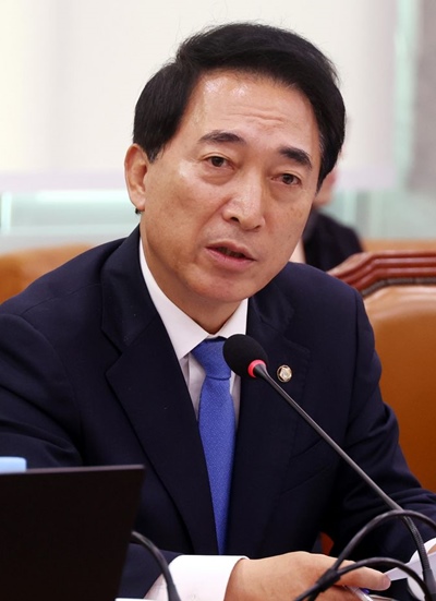 국회 문화체육관광위원회 박수현 의원(더불어민주당, 충남 공주·부여·청양)은 13일, 생성형 인공지능(AI) 학습 과정에서 창작자의 권리가 침해되지 않도록 최소한의 보호장치를 마련하는 ‘인공지능 발전과 신뢰 기반 조성 등에 관한 기본법 일부개정법률안’(이하 개정안)을 대표발의했다. / 뉴시스