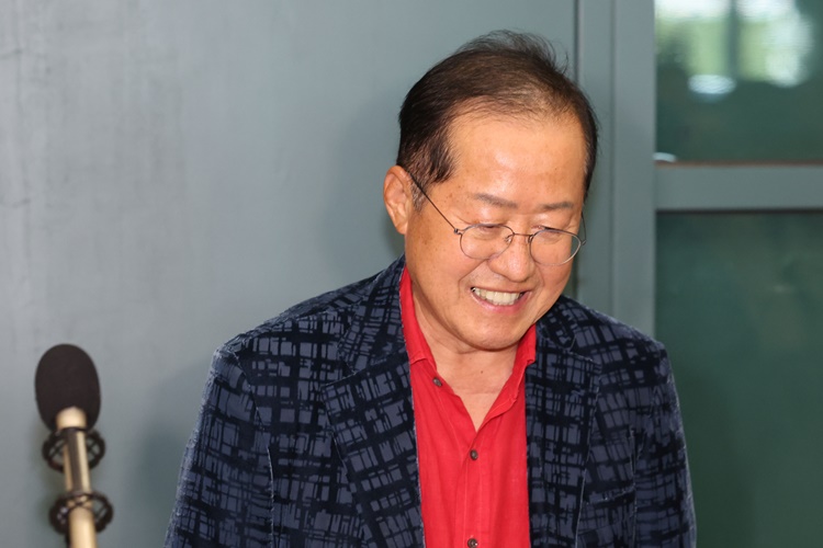국민의힘 대선 후보 경선에서 탈락한 뒤 정계 은퇴를 선언하고 하와이에 체류했던 홍준표 전 대구시장이 지난 17일 인천 중구 인천국제공항 제1터미널을 통해 귀국하고 있다. /뉴시스