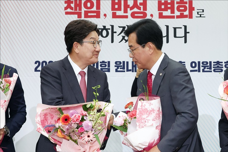 송언석 국민의힘 신임 원내대표가 16일 오후 서울 여의도 국회에서 열린 2025 국민의힘 원내대표 선출 의원총회에서 권성동 전 원내대표와 인사를 나누고 있다. /뉴시스