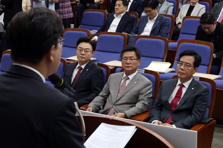 16일 서울 여의도 국회에서 열린 2025 국민의힘 원내대표 선출 의원총회에서 김성원, 이헌승, 송언석 후보가 권성동 원내대표의 인사말을 경청하고 있다. /뉴시스