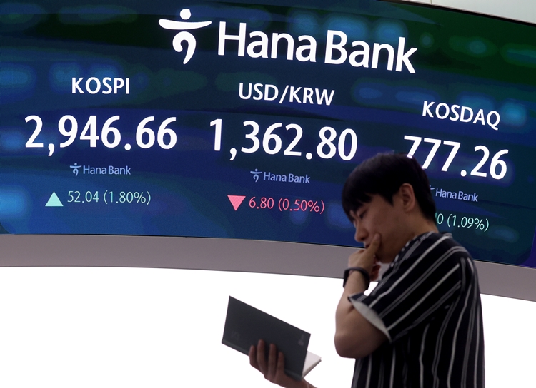 15일 코스피는 전 거래일보다 52.04포인트(1.80%) 상승한 2,946.66으로 마감했다. / 뉴시스