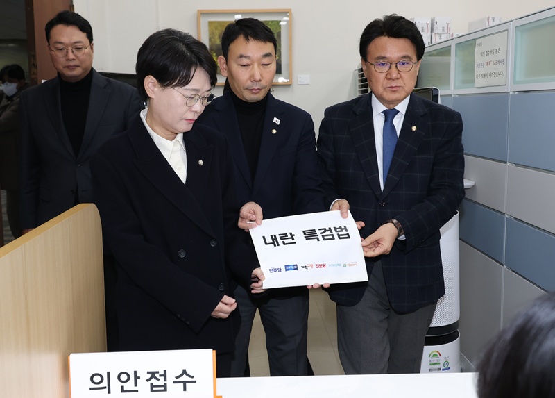10일 공포된 내란 특검법은 2전 3기 끝에 통과된 법률이다. 사진은 김용민 더불어민주당 의원을 비롯한 야 6당 의원들이 지난 1월 9일 오전 서울 여의도 국회 의안과에서 내란 특검법을 제출하고 있는 모습이다.(공동취재) / 뉴시스