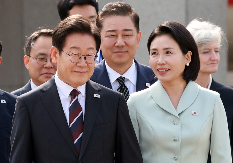 이재명 대통령과 김혜경 여사가 캐나다에서 열리는 주요 7개국(G7) 정상회의에 참석하기 위해 16일 경기 성남 서울공항에서 공군 1호기에 탑승하기 위해 이동하고 있다. / 뉴시스