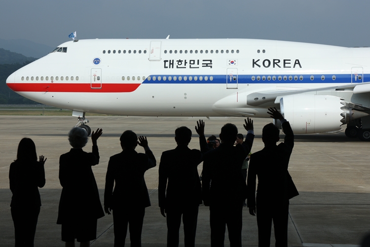 강훈식(왼쪽부터) 비서실장, 김병기 더불어민주당 당대표 직무대행 겸 원내대표, 우상호 정무수석, 고기동 행정안전부 장관 직무대행, 타마라 모휘니 주한 캐나다 대사 환송 인사 등이 16일 오후 경기도 성남 서울공항에서 캐나다에서 열리는 주요7개국(G7) 정상회의 참석차 출국하는 이재명 대통령이 탑승한 공군 1호기를 향해 손 흔들고 있다. / 뉴시스
