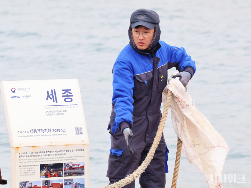 제38차 남극세종과학기지 월동연구대’의 서준영 대원은 남들보다 조금 더 바쁘다. 기지 내 모든 중장비를 운용할 뿐만 아니라 대원들의 두발 정리를 돕는 ‘이발사’가 되기도 한다./ 사진=남극특별취재팀