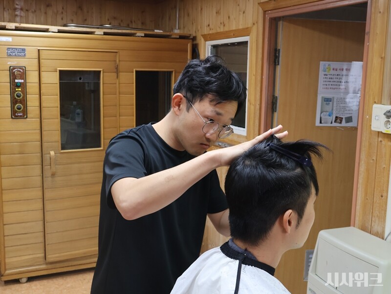 서준영 대원은 군 복무 시절 이발병으로 근무한 적도 있다. 이때 배웠던 이발 기술로 현재 세종기지 인원들의 두발 정리를 담당한다./ 사진=남극특별취재팀