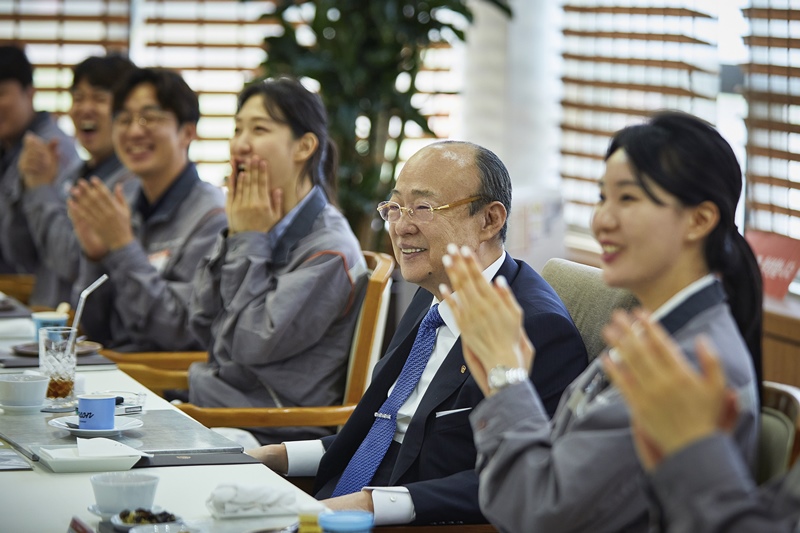 17일 김승연 한화그룹 회장이 한화토탈에너지스 대산공장 직원들과 오찬을 하며 환담을 나누고 있다. / 한화