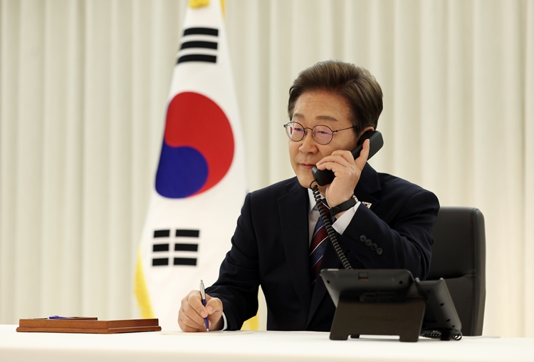 이재명 대통령이 지난 6일 서울 한남동 관저에서 도널드 트럼프 미국 대통령과 전화 통화를 하기 위해 수화기를 들고 있다. / 뉴시스