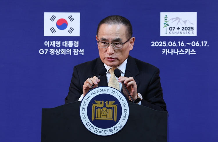 위성락 국가안보실장이 16일(현지 시간) 캘거리 한 호텔에 차려진 프레스센터 내 중앙기자실에서 이재명 대통령의 주요 7개국(G7) 정상회의 참석 관련 브리핑을 하고 있다. / 뉴시스