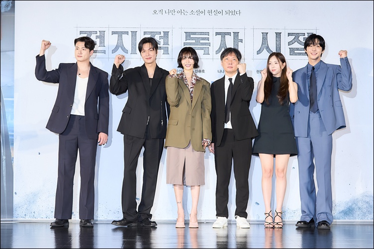 영화 ‘전지적 독자 시점’으로 뭉친 (왼쪽부터) 신승호·이민호·나나·김병우 감독·채수빈·안효섭. / 롯데엔터테인먼트