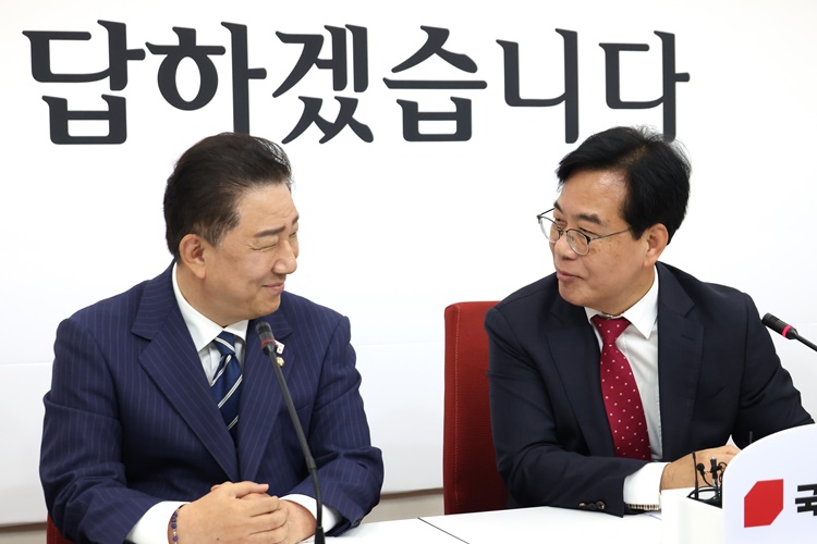 김병기 더불어민주당 당대표 직무대행 겸 원내대표가 17일 오후 서울 여의도 국회에서 송언석 국민의힘 원내대표를 예방해 인사를 하고 있다. /뉴시스