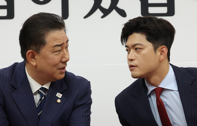 김병기 더불어민주당 원내대표와 김용태 국민의힘 비상대책위원장이 17일 서울 여의도 국회에서 만나 대화하고 있다. /뉴시스