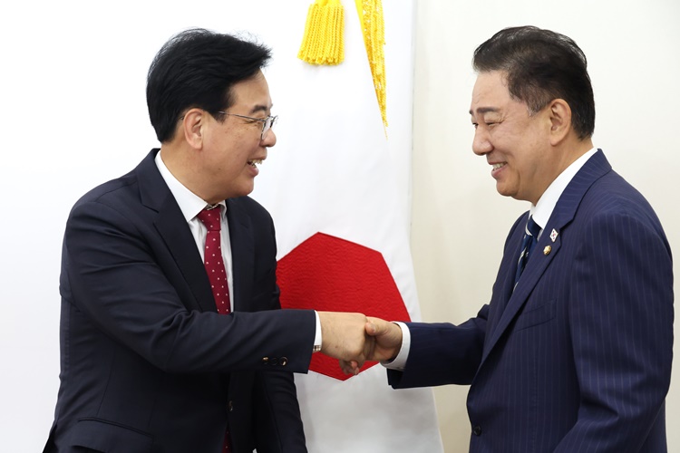 김병기 더불어민주당 당대표 직무대행 겸 원내대표가 17일 오후 서울 여의도 국회에서 송언석 국민의힘 원내대표를 예방해 악수를 하고 있다. /뉴시스