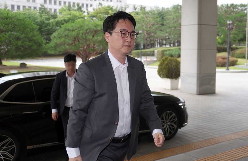심우정 검찰총장이 17일 서울 서초구 대검찰청으로 출근하고 있다. 심 총장은 지난해 10월 김주현 당시 대통령실 민정수석과 도·감청 방지 휴대전화인 비화폰으로 두 차례 통화한 사실이 확인됐다. / 뉴시스