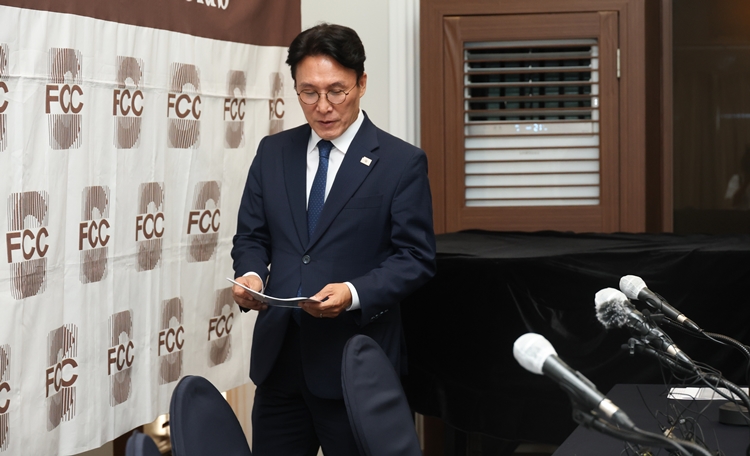 김민석 국무총리 후보자에게 제기된 각종 의혹을 둘러싸고 여야의 신경전이 격화하는 모습이다. 사진은 김 후보자가 17일 서울 중구 한국프레스센터에서 열린 외신기자 간담회에 참석하고 있는 모습. / 뉴시스