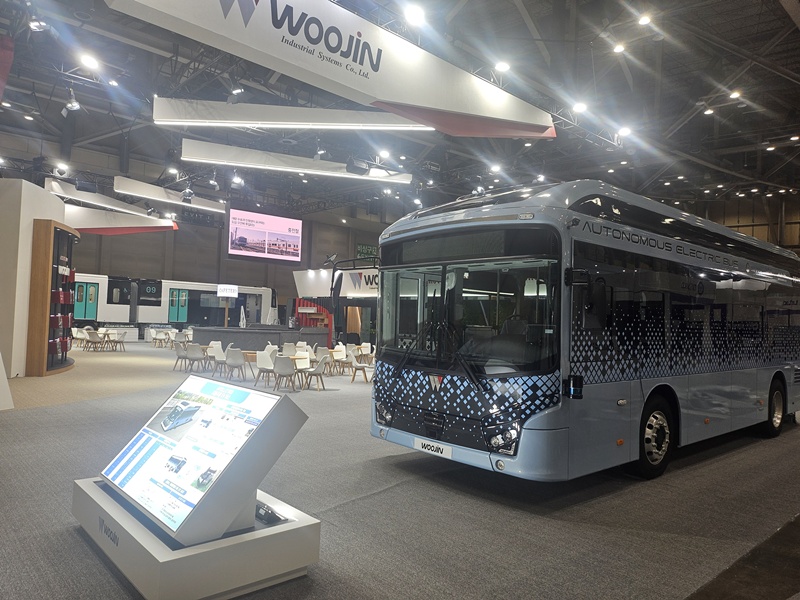 K-AGT(Korean Automated Guideway Transit)는 우진산전이 국내 최초이자 세계에서 네 번째로 개발한 무인자동운전 경량전철로 고무차륜 방식을 채택해 주행 소음이 적고, 급곡선 및 경사 구간에서도 안정적인 운행이 가능한 것이 특징이다. / 우진산전