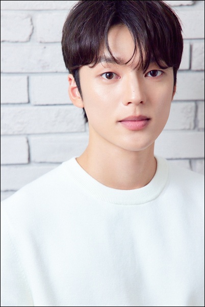 신예 한현준이 ‘러닝메이트’로 시청자를 찾는다. / 키이스트