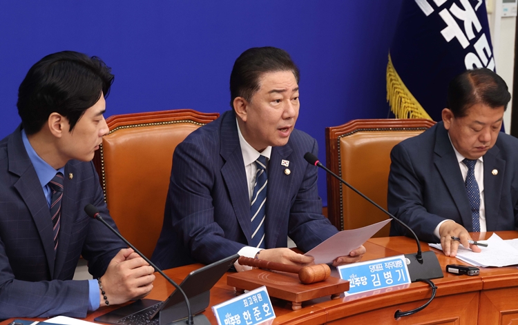 김병기 더불어민주당 당대표 직무대행 겸 원내대표가 18일 오전 국회에서 열린 최고위원회의에서 발언하고 있다. / 뉴시스