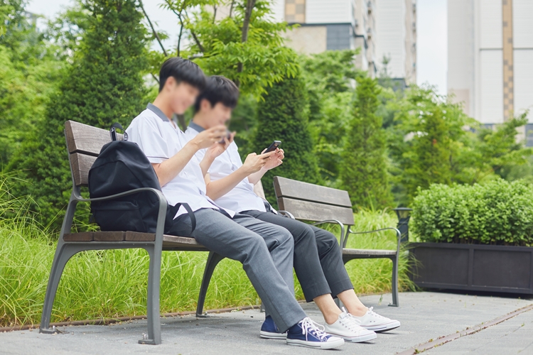 여성가족부가 18일 발표한 '2025 청소년 미디어 이용습관 진단조사' 결과에 따르면, 인터넷‧스마트폰 과다 사용으로 일상생활에 지장을 받는 국내 청소년 수가 21만3,243명에 달한다. / 게티이미지뱅크