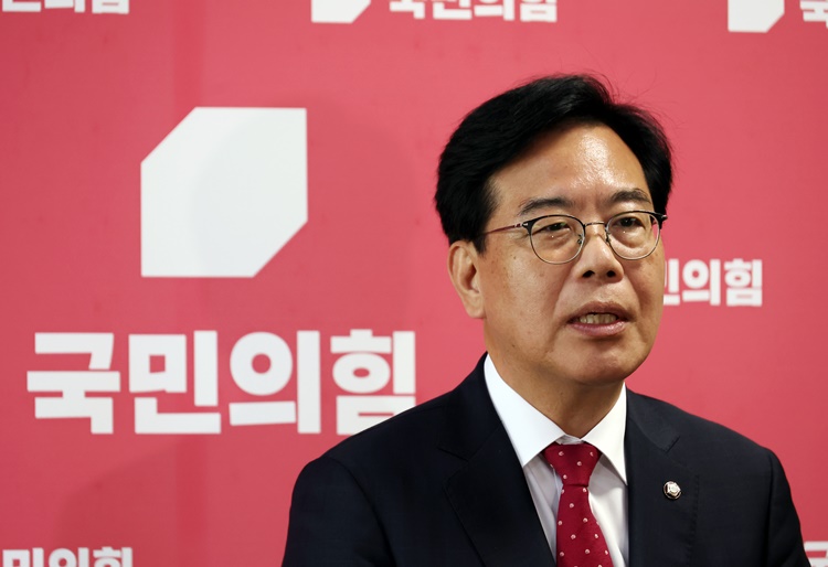 송언석 국민의힘 원내대표가 18일 서울 여의도 국회에서 백브리핑을 하고 있다. /뉴시스