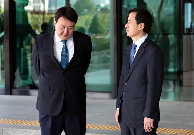 12일 임명된 조은석 특별검사는 검찰총장 출신의 내란수괴 혐의를 받고 있는 윤석열 전 대통령을 수사한다. 사진은 서울고등검찰, 서울중앙지검 등에 대한 국회 법사위원회의 국정감사가 열린 지난 2017년 10월 23일 오전 서울 서초구 서울고등검찰청 로비에서 조은석 서울고검장과 윤석열 (왼쪽)서울중앙지검장이 의원들을 기다리며 이야기를 나누고 있는 모습이다. / 뉴시스