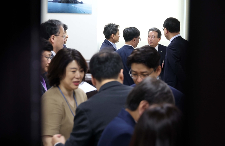 이재명 정부의 추가경정예산(추경)안이 윤곽을 드러냈다. 사진은 김용범(오른쪽 두번째) 대통령실 정책실장이 18일 오전 국회 의원회관에서 열린 추경안 관련 비공개 실무 당정협의회에서 참석자들과 대화를 하고 있는 모습. / 뉴시스