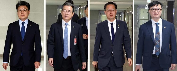 진성준(왼쪽 사진부터) 더불어민주당 정책위의장, 김용범 대통령실 정책실장, 이형일 기획재정부 1차관, 임기근 기재부 2차관이 18일 오전 국회 의원회관에서 열린 추경안 관련 비공개 실무 당정협의회에 참석하고 있다. / 뉴시스