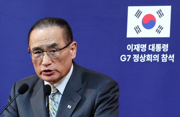 위성락 국가안보실장이 17일(현지 시간) 캘거리 한 호텔에 차려진 프레스센터 내 중앙기자실에서 이재명 대통령의 주요 7개국(G7) 정상회의 순방 관련 브리핑을 하고 있다. / 뉴시스