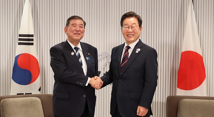 이재명 대통령이 17일(현지 시간) 캐나다 앨버타주 캐내내스키스 주요 7개국(G7) 정상회의장에서 이시바 시게루 일본 총리와 한일 정상회담에 앞서 악수하고 있다. / 뉴시스