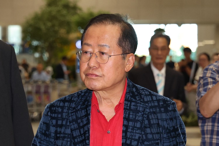 국민의힘 대선 후보 경선에서 탈락한 뒤 정계 은퇴를 선언하고 하와이에 체류했던 홍준표 전 대구시장이 지난 17일 인천 중구 인천국제공항 제1터미널을 통해 귀국하고 있다. /뉴시스