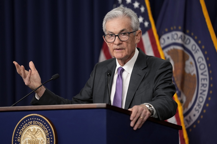 미국 중앙은행인 연방준비제도(Fed·연준)가 18일 공개시장위원회(FOMC)를 열고 금리를 연 4.25~4.50%로 동결하기로 결정했다. 사진은 제롬 파월 연준 의장이 기자회견에서 발언하고 있는 모습. / /AP·뉴시스