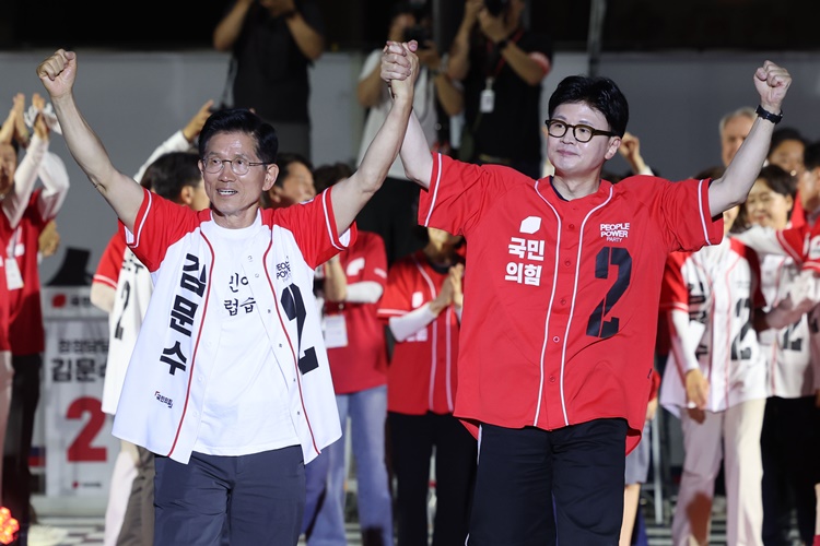 김문수 국민의힘 대선 후보가 지난 2일 서울 중구 서울시청 광장에서 열린 파이널유세에서 한동훈 전 국민의힘 대표와 손을 맞잡고 있다. /뉴시스