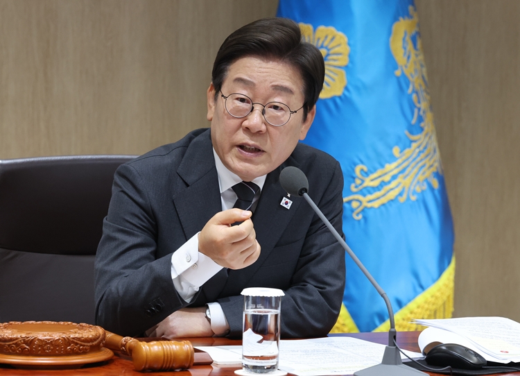이재명 대통령이 19일 서울 용산구 대통령실 청사에서 열린 국무회의에서 발언하고 있다. (대통령실통신사진기자단) / 뉴시스