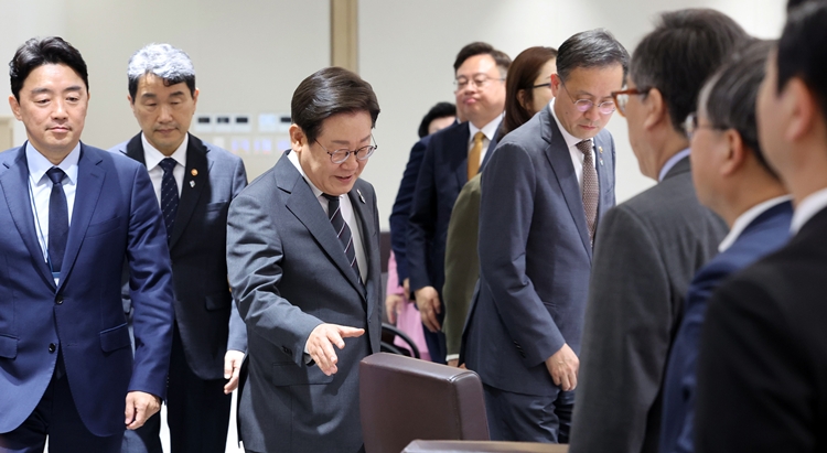 이재명 대통령이 19일 서울 용산구 대통령실 청사에서 열린 국무회의에 입장하고 있다. (대통령실통신사진기자단) / 뉴시스