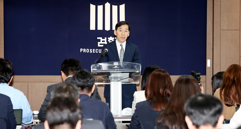 조상원 서울중앙지검 4차장이 2024년 10월 17일 오전 서울 서초구 서울중앙지방검찰청에서 '대통령 배우자의 도이치모터스 시세조종 가담 의혹 사건' 수사결과 발표를 하고 있는 모습이다. / 뉴시스