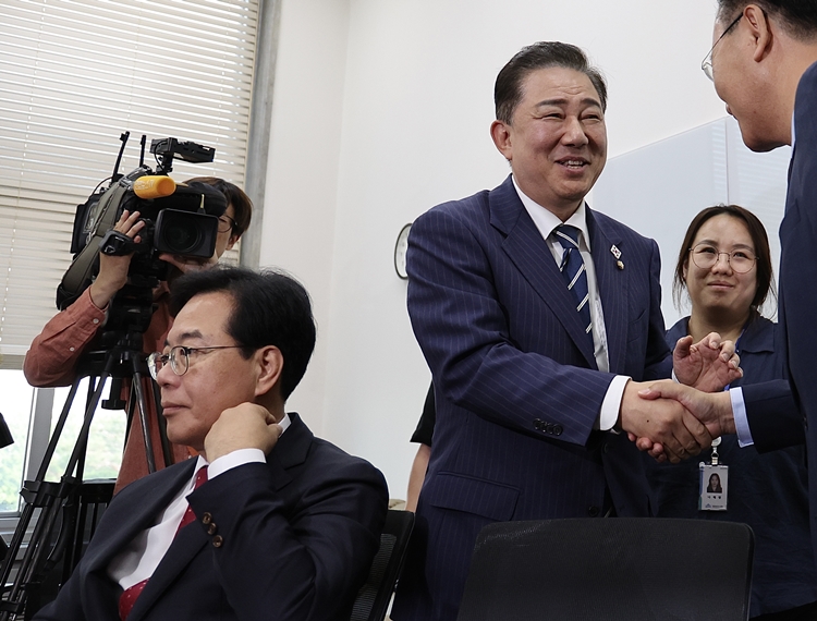 여야가 국회 상임위원장 배분 문제를 두고 출구를 찾지 못하는 모습이다. 사진은 김병기 더불어민주당 대표 직무대행 겸 원내대표가 지난 18일 국회에서 열린 추경안 및 원 구성 관련 회동에서 유상범 국민의힘 법사위 간사와 인사하고 있는 모습. 왼쪽은 송언석 국민의힘 원내대표. / 뉴시스