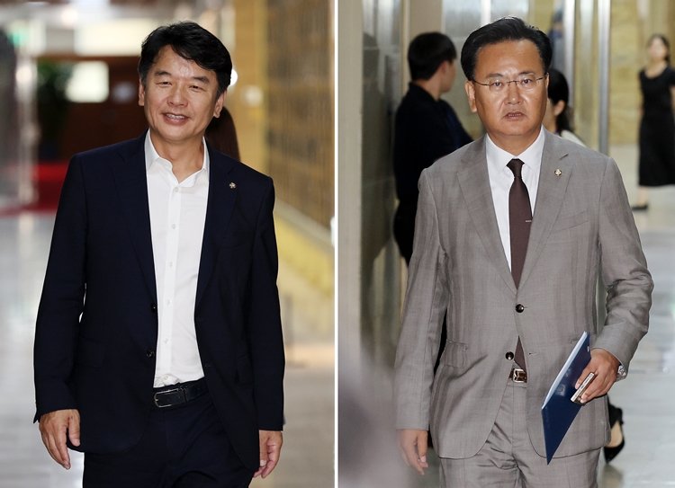문진석(왼쪽) 더불어민주당 원내수석부대표와 유상범 국민의힘 원내수석부대표가 19일 오후 국회에서 원 구성 협상 등을 위한 여야 원내수석 회동을 위해 운영위원회 소회의실로 향하고 있다. / 뉴시스