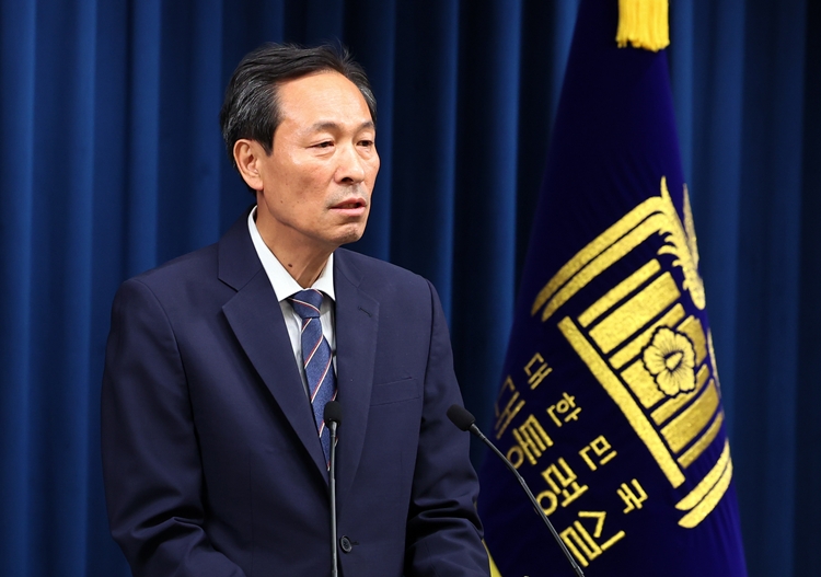 우상호 정무수석이 19일 서울 용산 대통령실에서 이재명 대통령의 여야 지도부 오찬 예정 관련 브리핑을 하고 있다. / 뉴시스