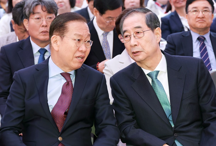 권영세 국민의힘 비상대책위원장과 한덕수 무소속 대선 예비후보가 지난 5월 5일 서울 종로구 조계사에서 열린 부처님오신날 봉축법요식에서 대화를 나누고 있다. /뉴시스