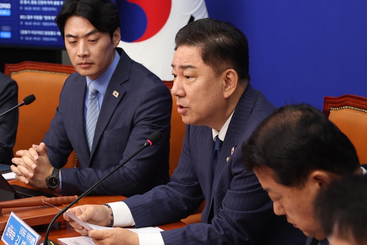 김병기 더불어민주당 당대표 직무대행 겸 원내대표가 20일 오전 국회에서 열린 최고위원회의에서 발언을 하고 있다. / 뉴시스