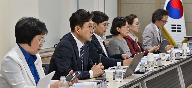 홍창남 국정기획위원회 사회2분과위원장이 20일 오전 경기 과천시 정부과천청사 방송통신위원회에서 열린 국정기획위원회 방통위 업무보고에서 모두발언을 하고 있다.(공동취재) / 뉴시스